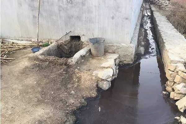 夢(mèng)見(jiàn)掉坑里了是什么意思 女人夢(mèng)到自己掉進(jìn)糞坑有什么預(yù)兆