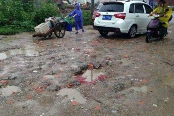 夢(mèng)見(jiàn)掉坑里了是什么意思 女人夢(mèng)到自己掉進(jìn)糞坑有什么預(yù)兆