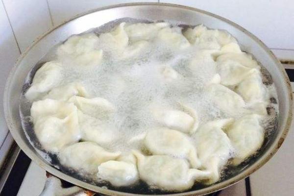 夢見吃餃子是什么意思 女人夢到和家人一起吃餃子有什么預兆