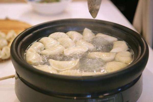 夢見吃餃子是什么意思 女人夢到和家人一起吃餃子有什么預兆