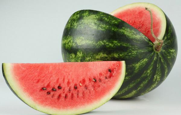 夢見吃西瓜是什么意思 女人夢到自己吃西瓜有什么預(yù)兆