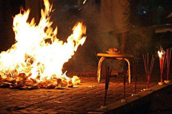 夢(mèng)見燒紙錢是什么意思 女人夢(mèng)到看見別人燒紙錢有什么預(yù)兆