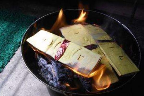 夢(mèng)見燒紙錢是什么意思 女人夢(mèng)到看見別人燒紙錢有什么預(yù)兆