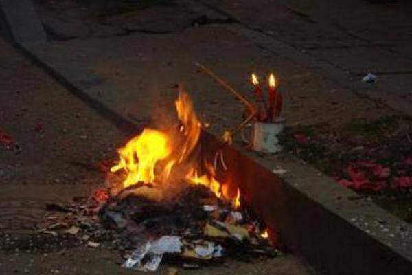 夢(mèng)見燒紙錢是什么意思 女人夢(mèng)到看見別人燒紙錢有什么預(yù)兆