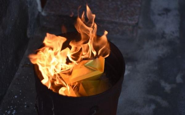 夢(mèng)見燒紙錢是什么意思 女人夢(mèng)到看見別人燒紙錢有什么預(yù)兆