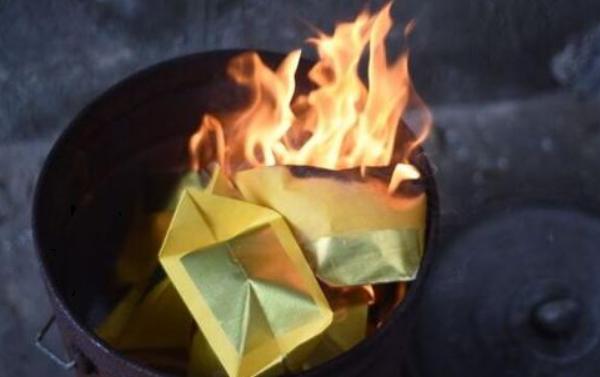 夢(mèng)見燒紙錢是什么意思 女人夢(mèng)到看見別人燒紙錢有什么預(yù)兆