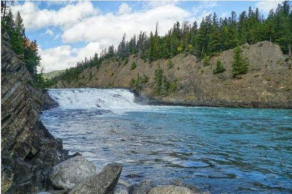 夢見河水暴漲是什么意思 女人夢到河里突然漲大水有什么預兆