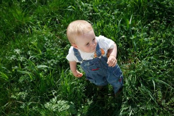 夢見抱小男孩是什么意思 女人夢到抱著個小男孩有什么預兆