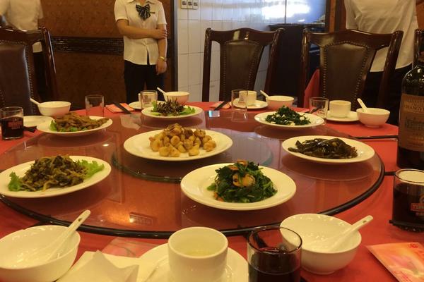 夢見請人吃飯是什么意思 夢到自己請很多人吃飯有什么預(yù)兆