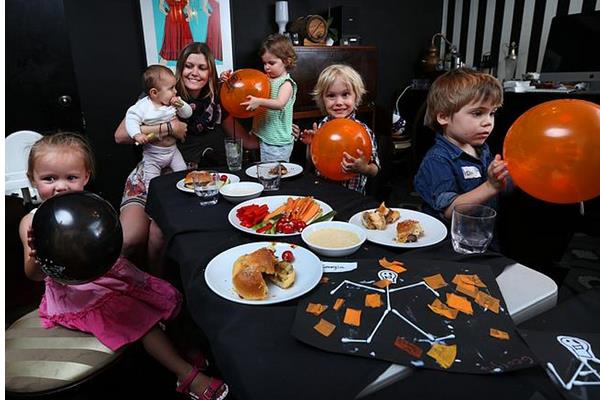 夢(mèng)見(jiàn)請(qǐng)人吃飯是什么意思 夢(mèng)到自己請(qǐng)很多人吃飯有什么預(yù)兆