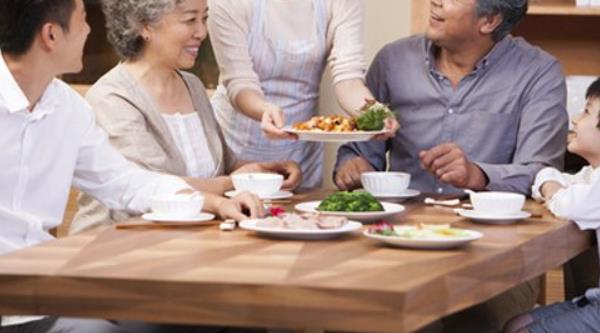 夢(mèng)見(jiàn)請(qǐng)人吃飯是什么意思 夢(mèng)到自己請(qǐng)很多人吃飯有什么預(yù)兆