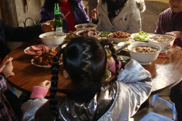 夢(mèng)見(jiàn)請(qǐng)人吃飯是什么意思 夢(mèng)到自己請(qǐng)很多人吃飯有什么預(yù)兆