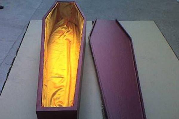 夢見棺材是什么意思 女人夢見黑棺材有什么預(yù)兆