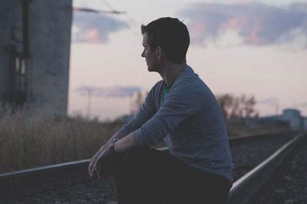 夢(mèng)見(jiàn)帥哥是什么意思 夢(mèng)見(jiàn)不認(rèn)識(shí)的陌生帥哥有什么預(yù)兆