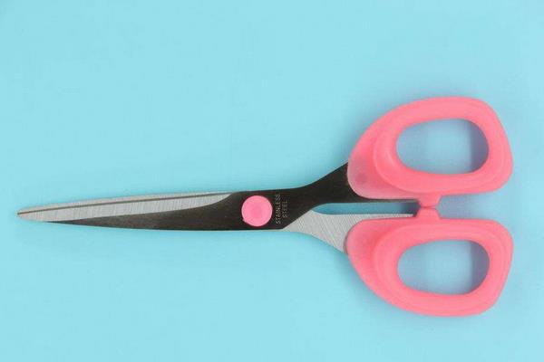 夢見剪刀什么意思 夢到自己手里拿著剪刀是什么預兆