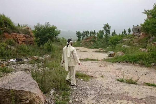 夢見披麻戴孝是什么意思 夢到一群人披麻戴孝有什么預(yù)兆