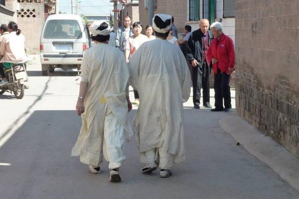 夢見披麻戴孝是什么意思 夢到一群人披麻戴孝有什么預(yù)兆