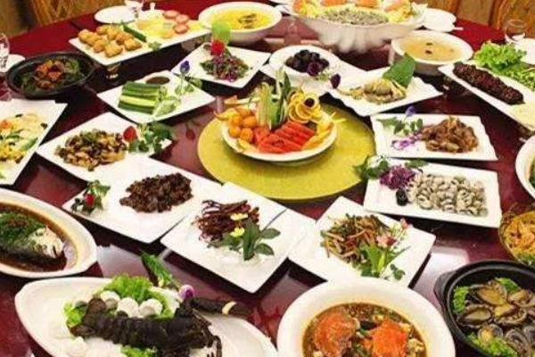 夢見別人請吃飯是什么意思 女人夢到別人請客吃飯有什么預兆