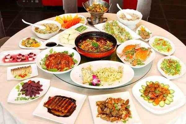 夢見別人請吃飯是什么意思 女人夢到別人請客吃飯有什么預(yù)兆