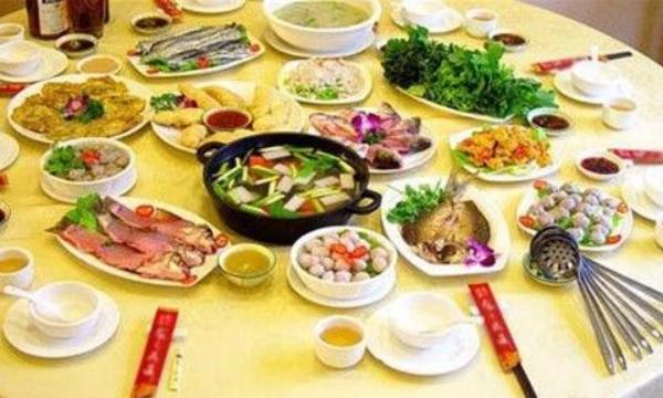 夢見別人請吃飯是什么意思 女人夢到別人請客吃飯有什么預(yù)兆