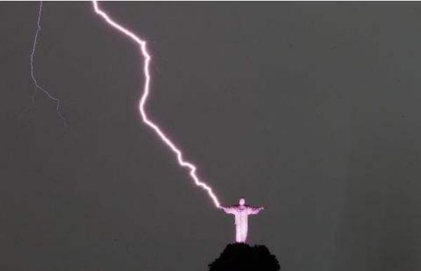 夢見被雷劈什么意思 女人夢到自己被雷劈但沒事有什么預兆