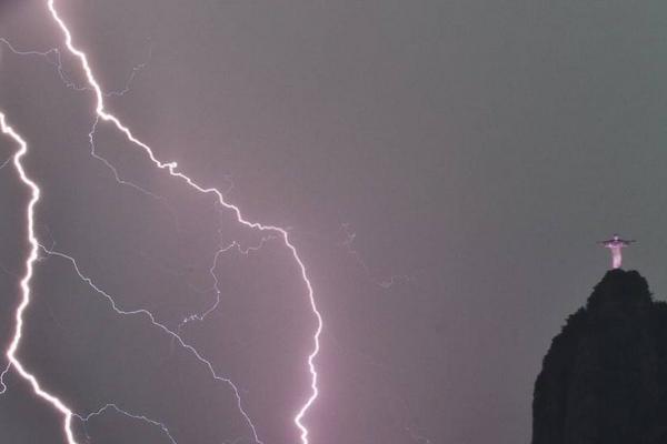 夢見被雷劈什么意思 女人夢到自己被雷劈但沒事有什么預兆