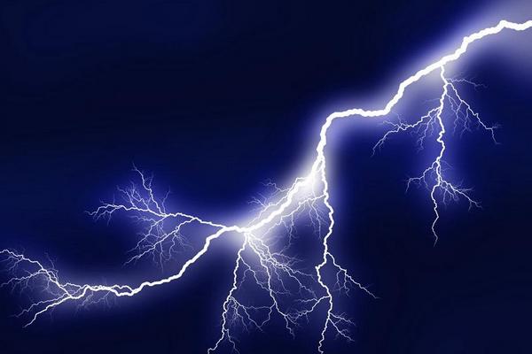 夢見被雷劈什么意思 女人夢到自己被雷劈但沒事有什么預兆