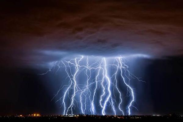 夢見被雷劈什么意思 女人夢到自己被雷劈但沒事有什么預兆