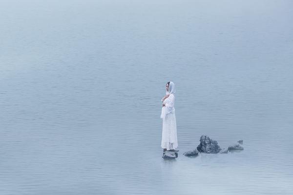 夢見被水困住是什么意思 夢到自己四周是水被困有什么預兆