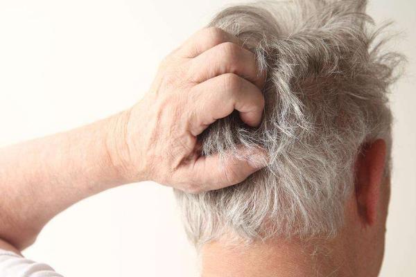 夢見自己長白頭發是什么意思 女人夢到自己長滿白頭發有什么預兆