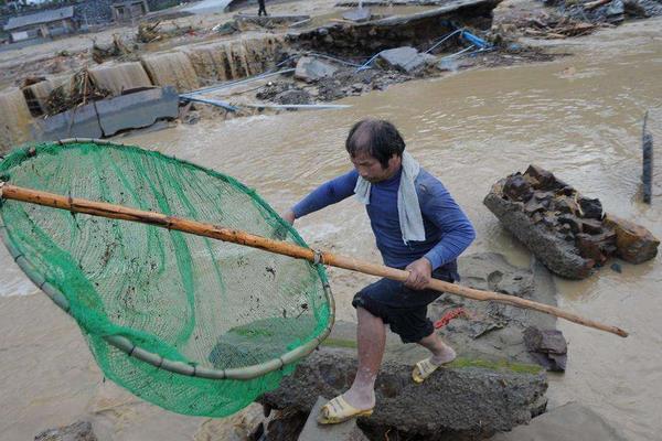 夢見別人撈魚是什么意思 夢到別人在河里用網撈了很多魚有什么預兆