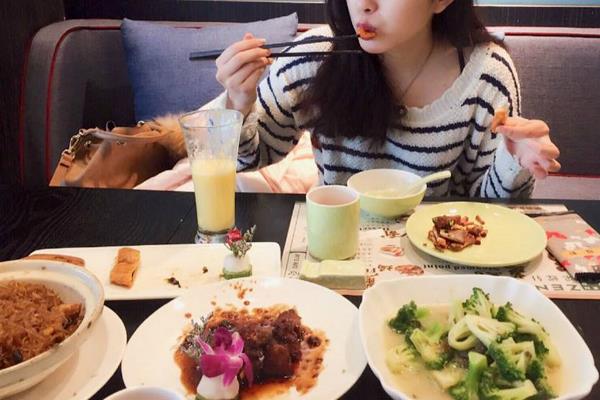 夢見很多人一起吃飯是什么意思 夢到很多人在一起聚餐有什么預兆