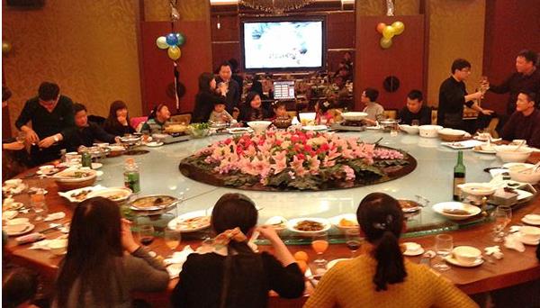 夢(mèng)見很多人一起吃飯是什么意思 夢(mèng)到很多人在一起聚餐有什么預(yù)兆