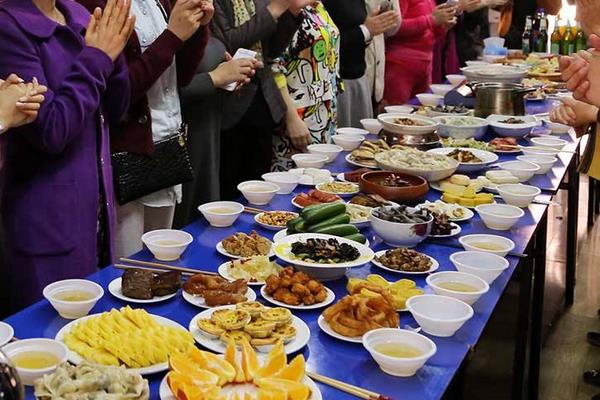 夢(mèng)見很多人一起吃飯是什么意思 夢(mèng)到很多人在一起聚餐有什么預(yù)兆