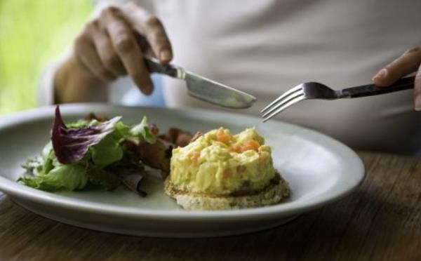 夢(mèng)見很多人一起吃飯是什么意思 夢(mèng)到很多人在一起聚餐有什么預(yù)兆