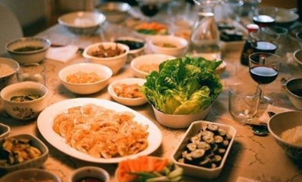 夢(mèng)見很多人一起吃飯是什么意思 夢(mèng)到很多人在一起聚餐有什么預(yù)兆