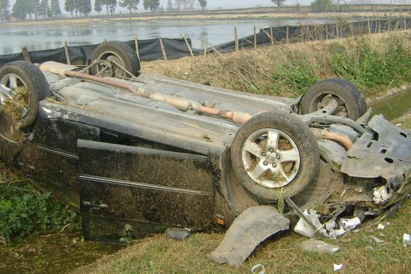 夢見開車翻車是什么意思 女人夢到開車翻車人沒事有什么預兆