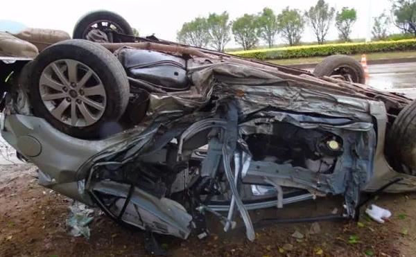 夢見開車翻車是什么意思 女人夢到開車翻車人沒事有什么預兆