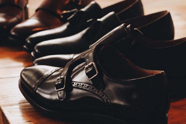 夢見到處找鞋是什么意思 女人夢到找不到鞋子很著急有什么預兆