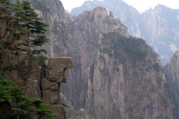 夢見爬懸崖有什么意思 夢到在懸崖下面往上爬有什么預兆