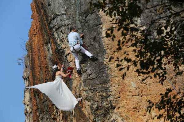 夢見爬懸崖有什么意思 夢到在懸崖下面往上爬有什么預兆