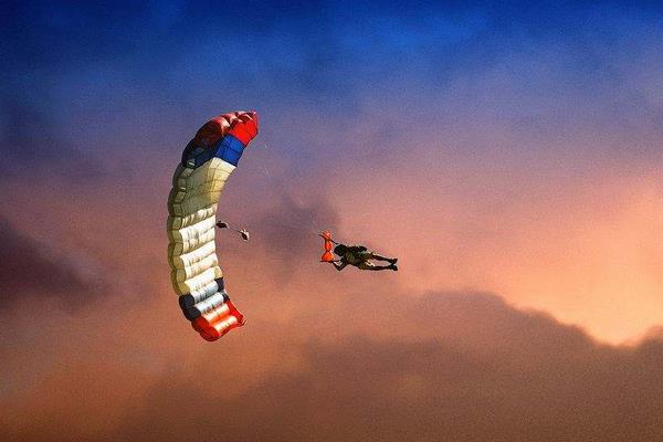 夢見跳傘是什么意思 夢到別人從高空跳傘落下有什么預兆