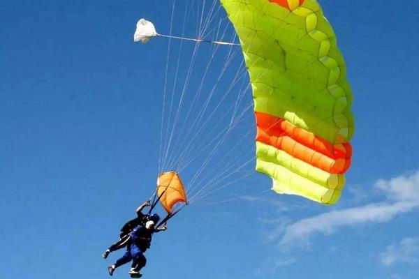 夢見跳傘是什么意思 夢到別人從高空跳傘落下有什么預兆