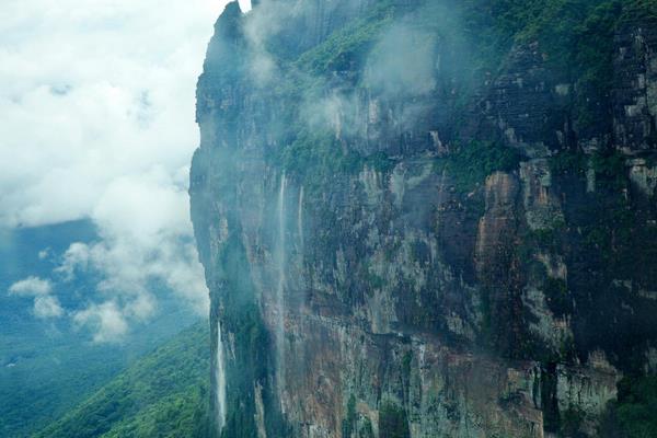 夢見爬懸崖有什么意思 夢到在懸崖下面往上爬有什么預兆