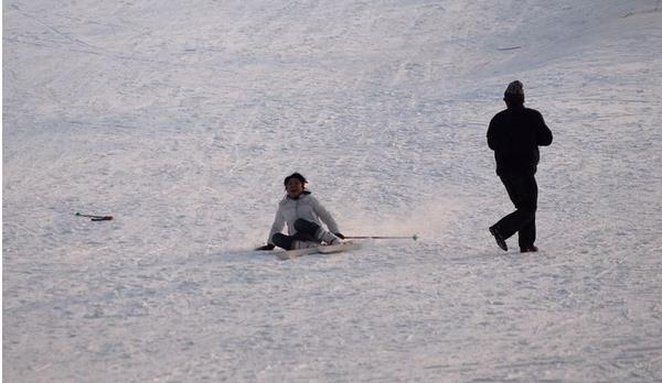 夢見鏟雪是什么意思 女人夢到很多人用鐵锨鏟雪有什么預(yù)兆