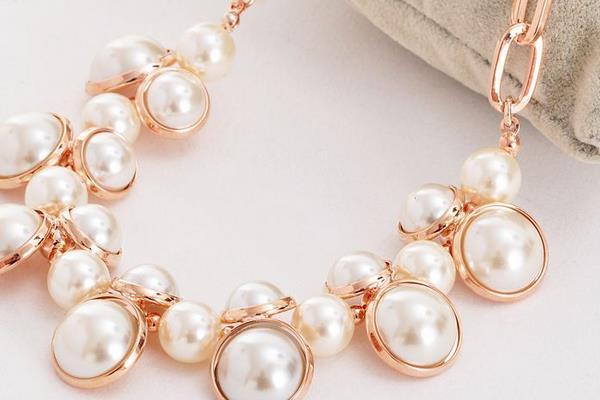 夢見珍珠項鏈有什么意思 女人夢到別人送自己珍珠項鏈有什么預兆