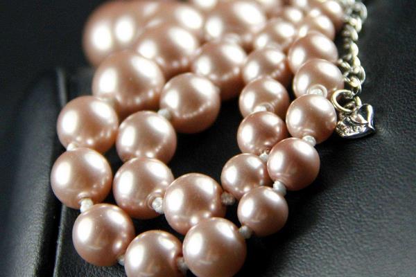 夢見珍珠項鏈有什么意思 女人夢到別人送自己珍珠項鏈有什么預兆