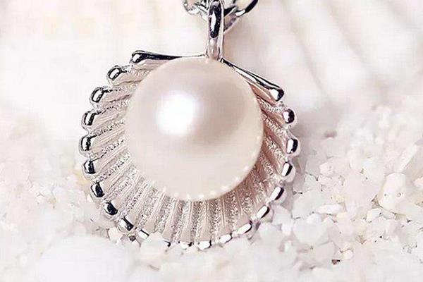 夢見珍珠項鏈有什么意思 女人夢到別人送自己珍珠項鏈有什么預兆