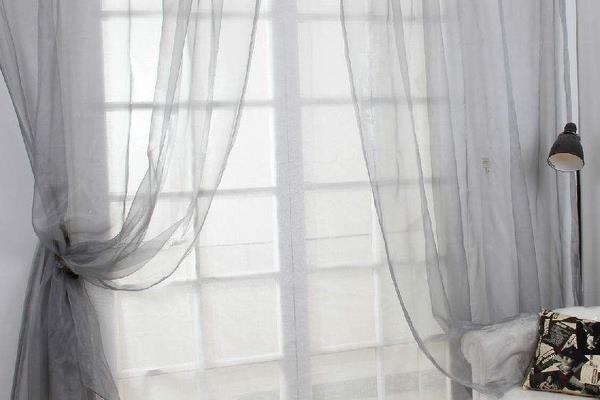 夢見掛窗簾是什么意思 女人夢到家里換窗簾有什么預(yù)兆