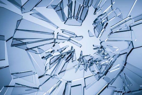 夢見玻璃碎了是什么意思 女人夢到碎玻璃渣子有什么預(yù)兆